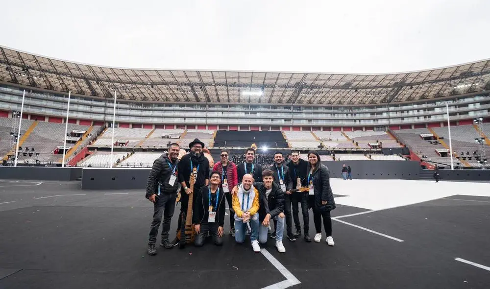Con el equipo de producción donde aparecen también sus hijos.
