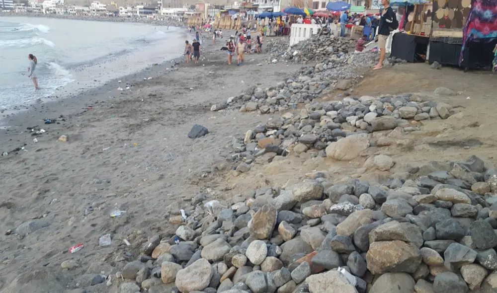 Huanchaco ha ido perdiendo sus amplias playas por la erosión costera. Foto: La República