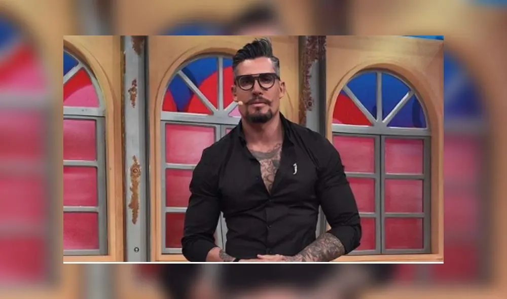 Entre lágrimas, el Adrián Cué habló frente a las cámaras del programa y contó el grave padecimiento que lo obligó a abandonar el reality show. Entre lágrimas, el Adrián Cué habló frente a las cámaras del programa y contó el grave padecimiento que lo obligó a abandonar el reality show.
