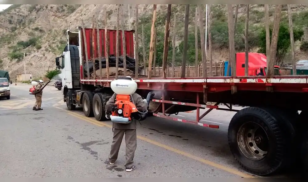 Personal de Salud fumiga camiones