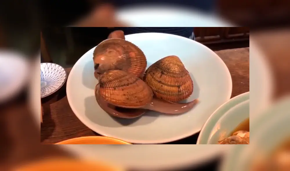 En Facebook, un joven acudió a un restaurante asiático y no imaginó que el animal marino se movería en su plato. En Facebook, un joven acudió a un restaurante asiático y no imaginó que el animal marino se movería en su plato.