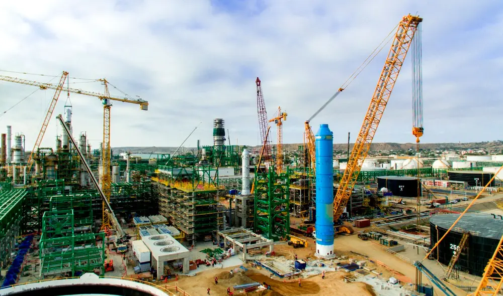 Revisiones de la ejecución de remodelación de la Refinería de Talara. Foto: Petroperú.