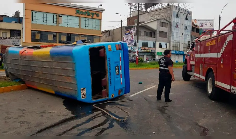 La cúster que cubre la ruta Callao-Callao llevó la peor parte tras volcarse y sus pasajeros resultar heridos. (Foto: Carlos Contreras / La República) La cúster que cubre la ruta Callao-Callao llevó la peor parte tras volcarse y sus pasajeros resultar heridos. (Foto: Carlos Contreras / La República)