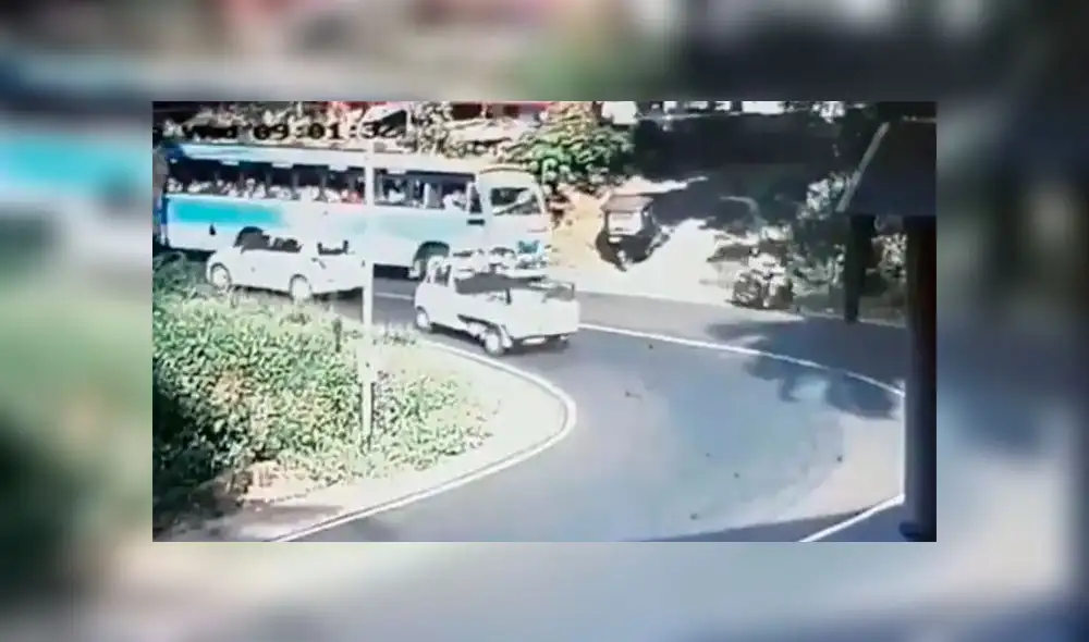 Niño cae desde auto en pleno movimiento y se salva de ser atropellado [VIDEO]