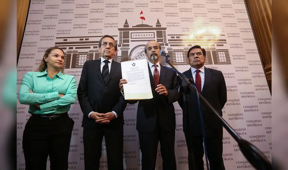 Martín Vizcarra llega al Congreso para anunciar la inasistencia del Ejecutivo a la Comisión de Constitución [FOTOS]