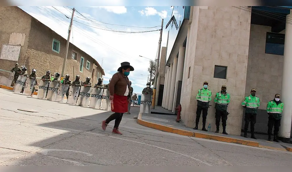 2. CONTROL. Un fuerte contingente policial está en Yauri, capital de Espinar, y hay militares cerca de la mina Antapaccay. 2. CONTROL. Un fuerte contingente policial está en Yauri, capital de Espinar, y hay militares cerca de la mina Antapaccay.