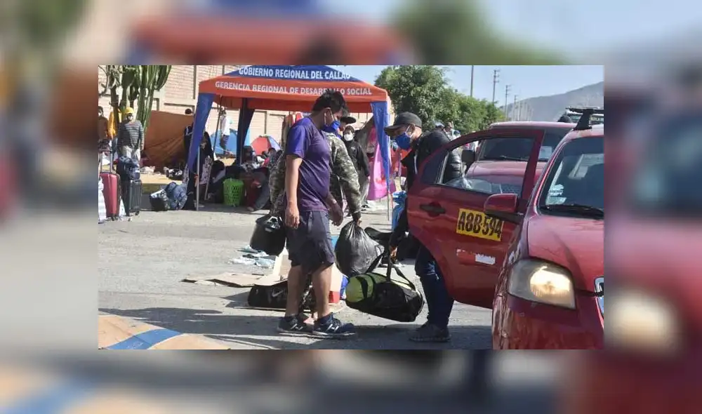 Cientos de personas esperan en pleno sol a que las autoridades los lleven en vuelos humanitarios. Créditos: Jenny Valdivia. Cientos de personas esperan en pleno sol a que las autoridades los lleven en vuelos humanitarios. Créditos: Jenny Valdivia.