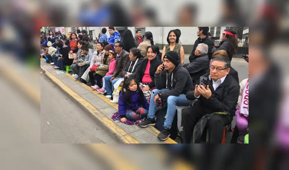 Familias enteras disfrutaron del variado y colorido cronograma del Desfile Militar. (Foto: La República)