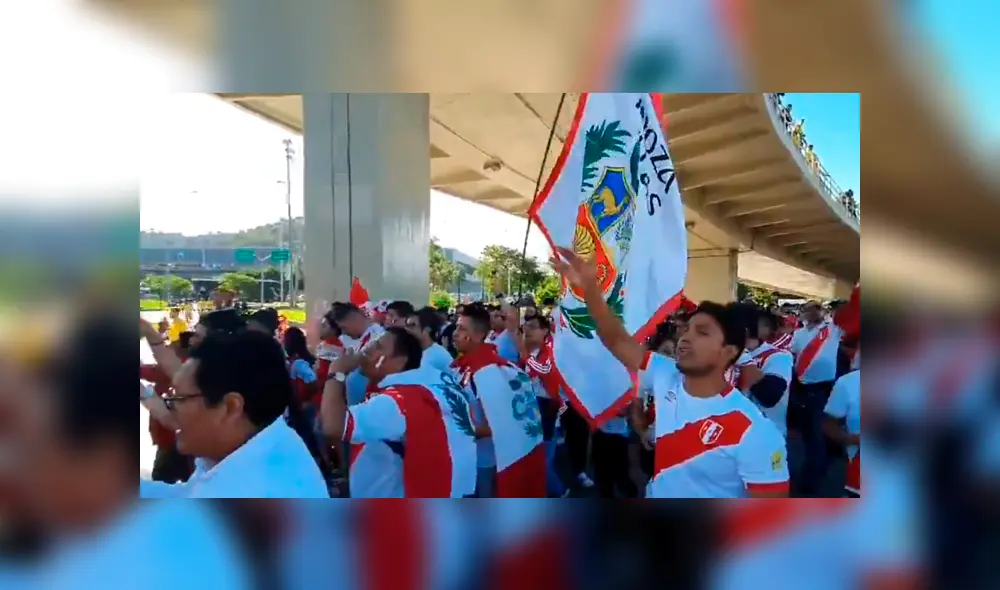 "Como no te voy a querer" y "Cada día te quiero más"  fueron uno de los cánticos que los hinchas no dudaron en corear. Créditos: Captura/ @ToñoQuiroga