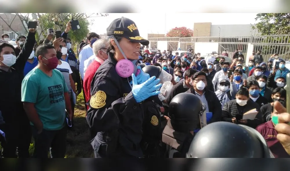 Sin temor al contagio de la COVID-19, cientos taxistas de Tacna se aglomeraron hoy para protestar.