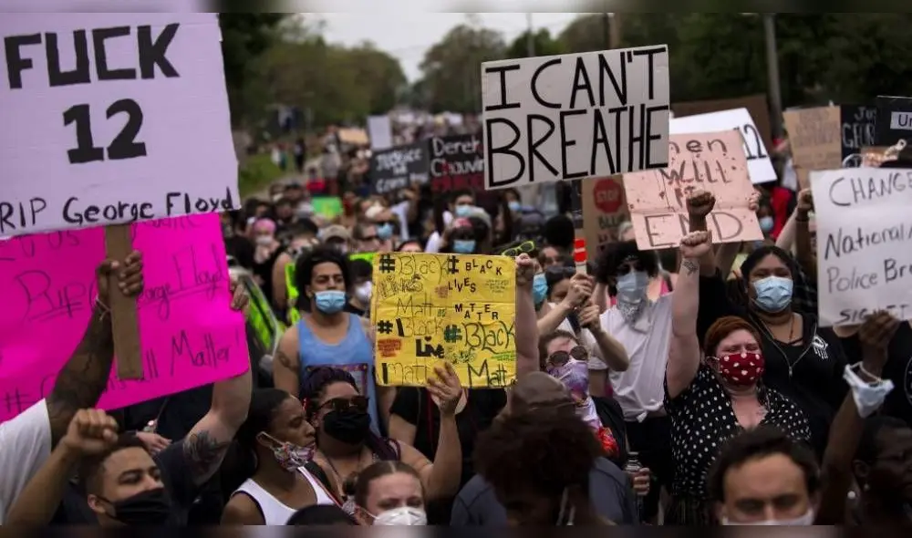 Miles de personas salieron a las calles en plena cuarentena para reclamar por la muerte del hombre. (Foto: AFP)