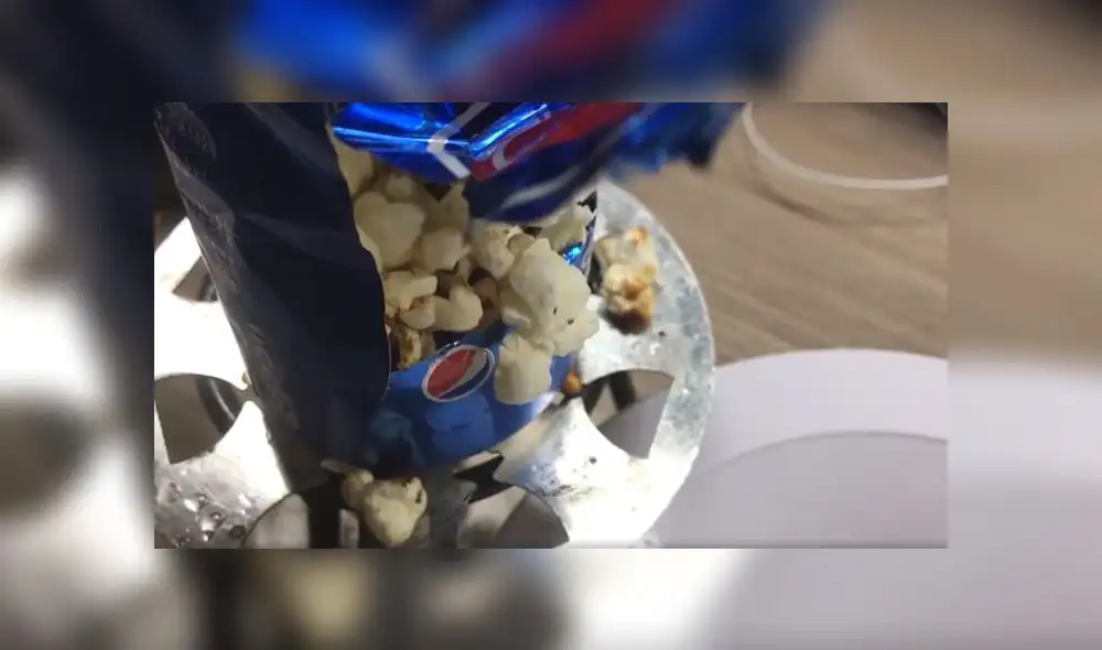 El reto consistía en preparar pop corn en una lata de gaseosa. Foto: Captura de pantalla