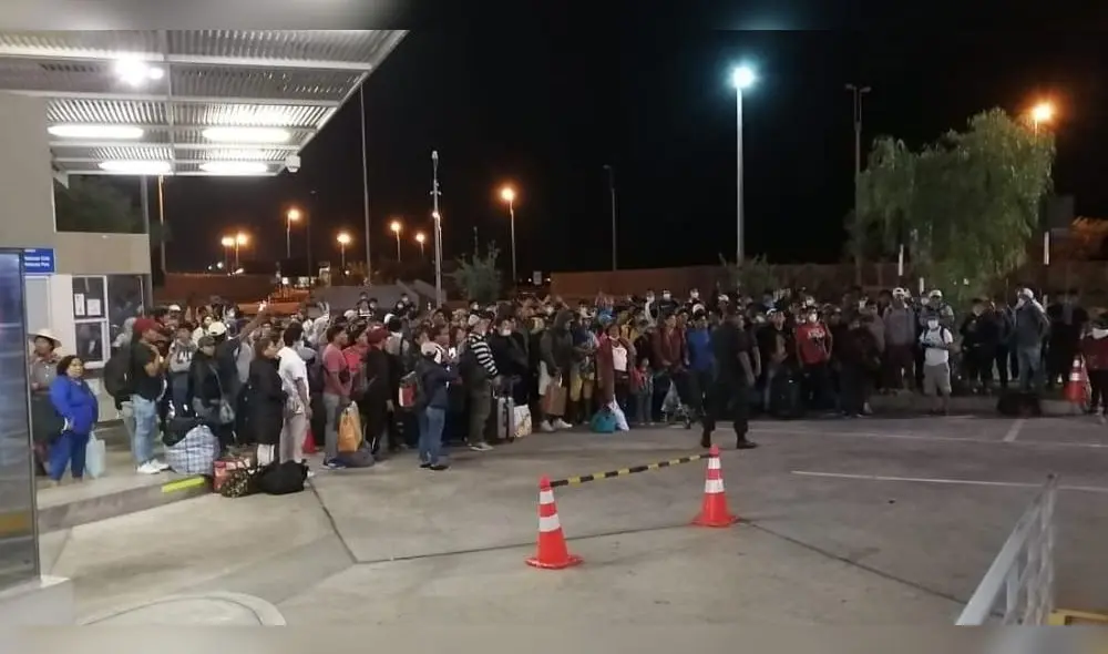 Peruanos varados en Arica lograron cruzar la frontera.