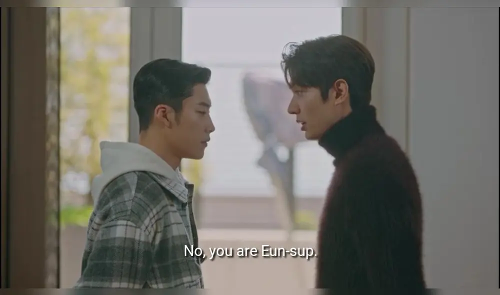 Escena de The king: Eternal Monarch, donde el rey Lee Gon se muestra dudoso sobre si la persona frente a él es  Yeong o Eun Seop.
