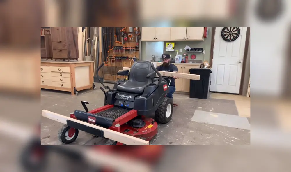 Un joven decidió utilizar su viejo cortador de césped para realizar un divertido tanque que arroja papas. Un joven decidió utilizar su viejo cortador de césped para realizar un divertido tanque que arroja papas.