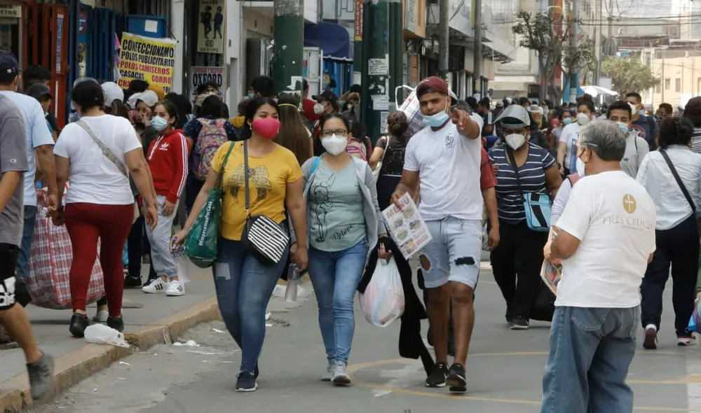Diferentes personas acuden al centro comercial sin cumplir las medidas sanitarias. Foto: Antonio Melgarejo / La República Diferentes personas acuden al centro comercial sin cumplir las medidas sanitarias. Foto: Antonio Melgarejo / La República