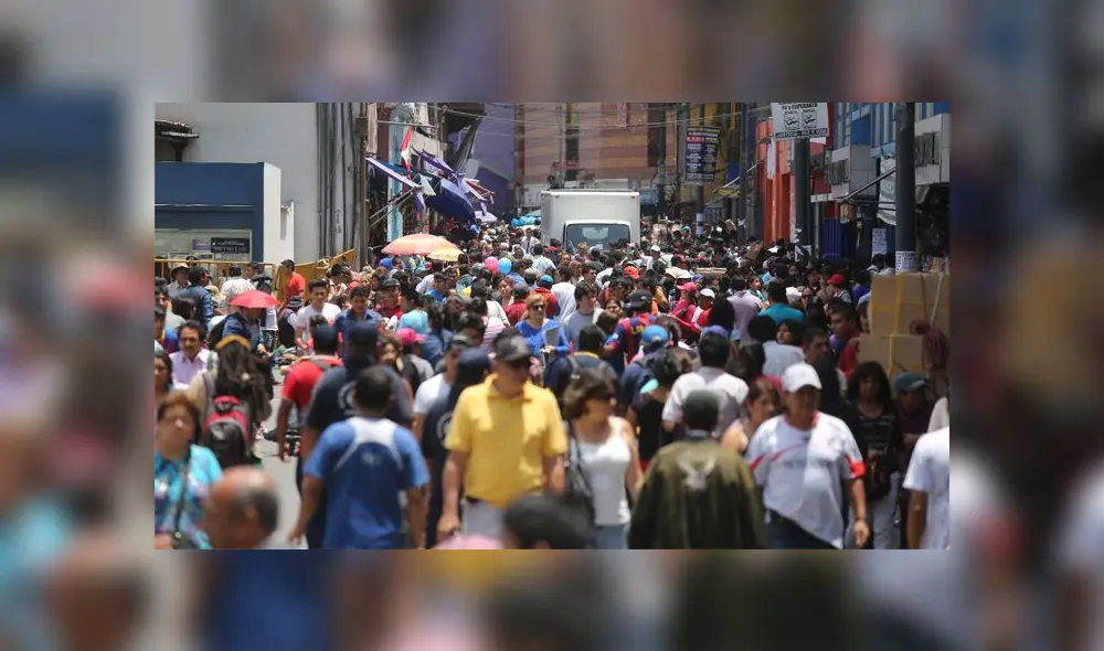 GALERIAS EN MESA REDONDA GENTE AMBULANTES AGLOMERACION DEFENSA CIVIL. Foto: LUIS ENRIQUE SALDAÑA El Popular