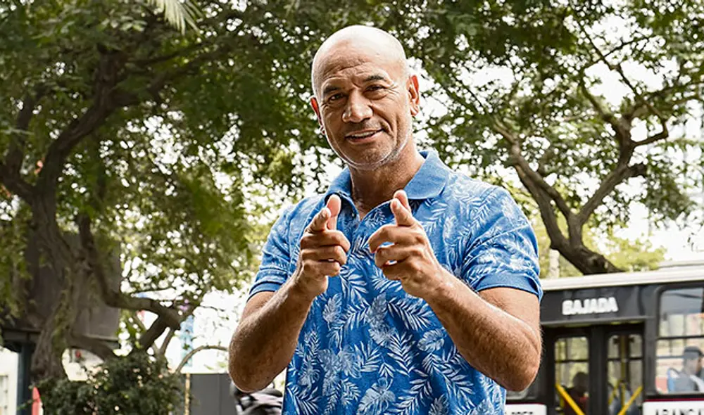 En la capital. Sencillo, carismático y amable, el actor posó en el frontis del hotel donde se hospeda en San Isidro. En la capital. Sencillo, carismático y amable, el actor posó en el frontis del hotel donde se hospeda en San Isidro.