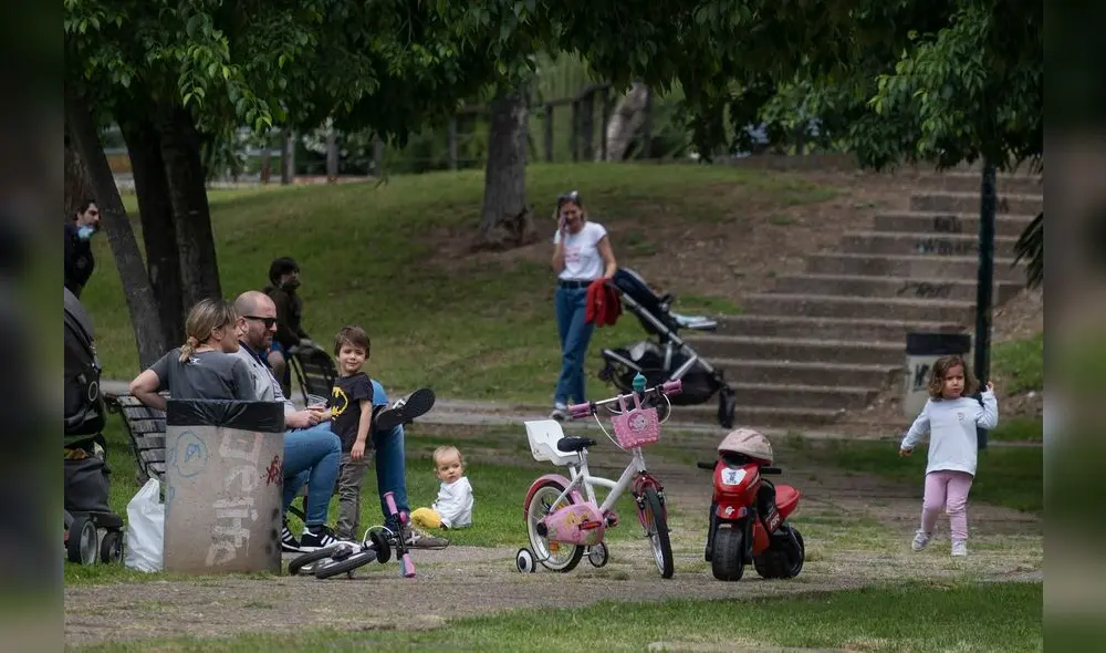 Autoridades de Interior de España aseguran que se cumplieron las medidas de seguridad sanitarias durante la salida de niños a las calles. Foto: El País.