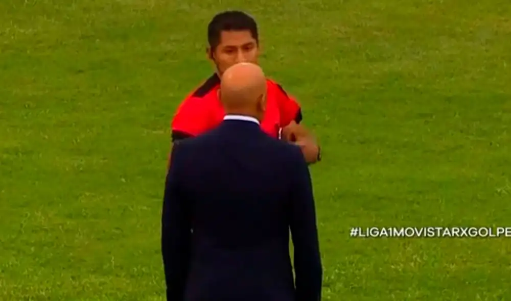 Árbitro solicitó a Mosquera ponerse un chaleco encima del saco y decidió ponerse un buzo. Foto: Captura