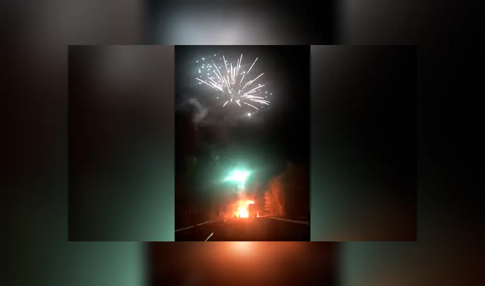 El conductor logró salir ileso y junto a varios testigos vieron el gran espectáculo que ocurría sobre el vehículo. Foto: captura