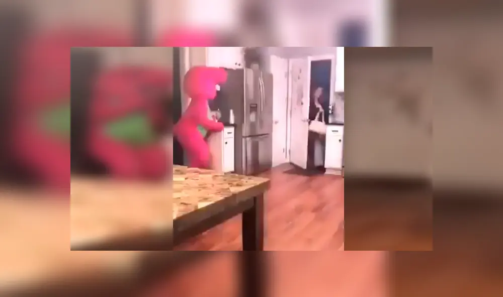 Es viral en YouTube. El joven quiso darle un singular recibimiento a su mamá al llegar a casa, pero el resultado no fue lo que esperaba y protagonizó divertido ‘blooper’