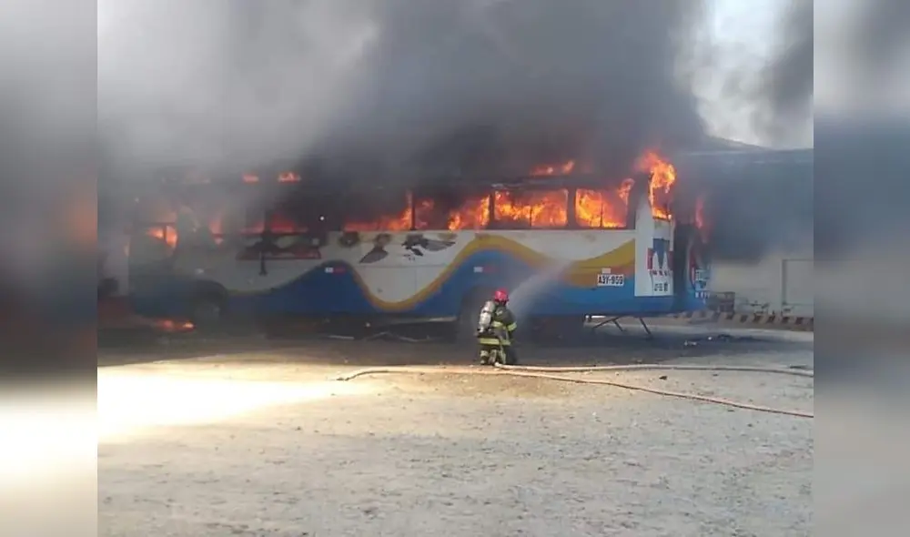 Fuego acabó con vehículos.