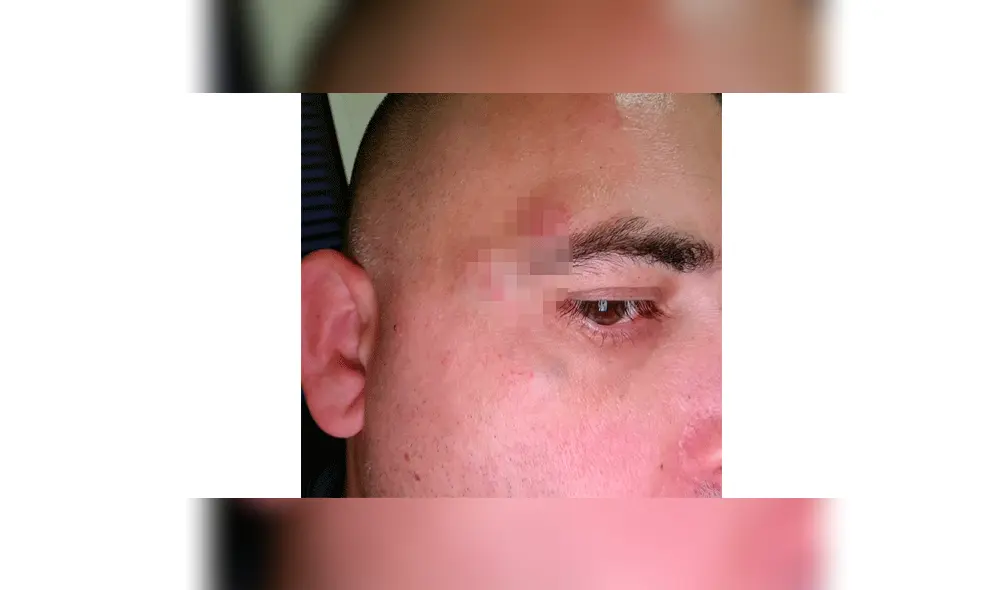 Hombre es golpeado por cargar una bolsa de color rosa