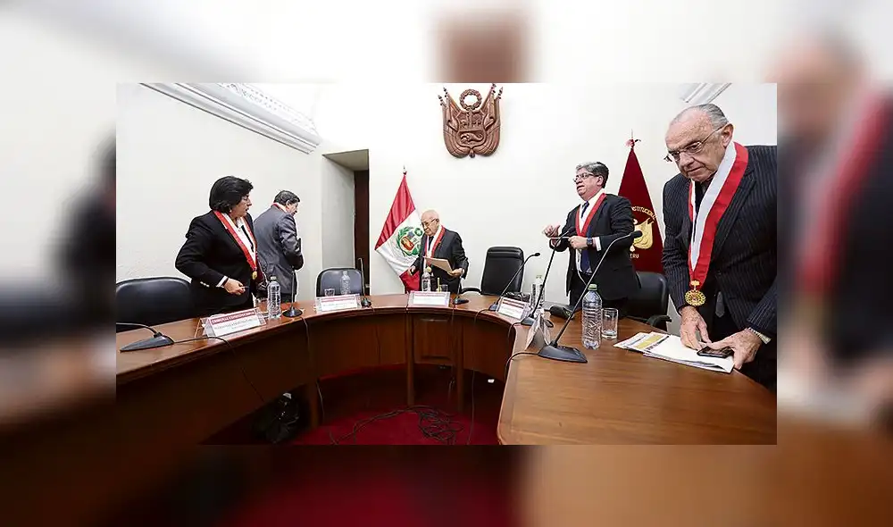 Incompletos. Los 5 magistrados escucharon diversas causas en la sede del Tribunal Constitucional en Arequipa. Blume se excusó por descanso médico.