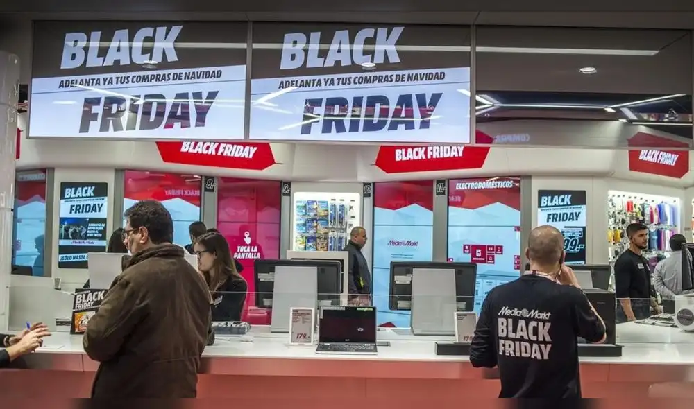BARCELONA  24 11 2016 Black Friday en los comercios  Tienda Media Markt de la Diagonal  FOTO FERRAN SENDRA