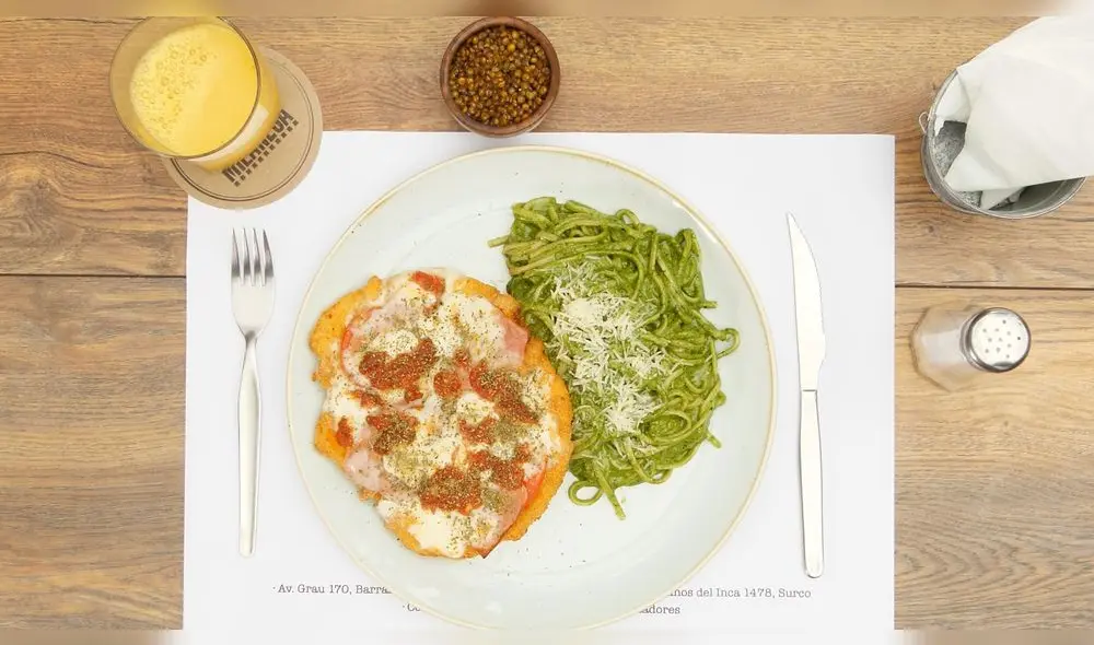 Milanesa de pollo con tallarines al pesto