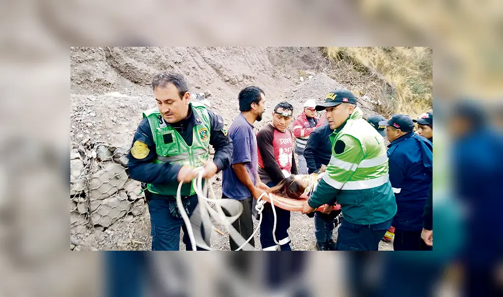 Un escolar y una guía mueren tras vuelco de miniván