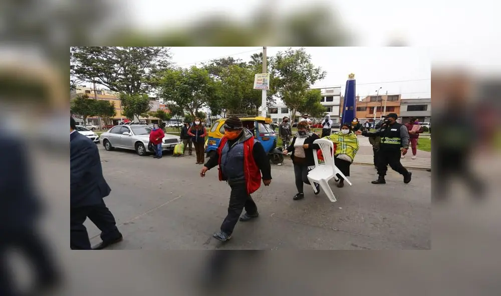 Personas esperan a los exteriores del Centro Materno Infantil del Rímac. Créditos: Flavio Matos / La República.