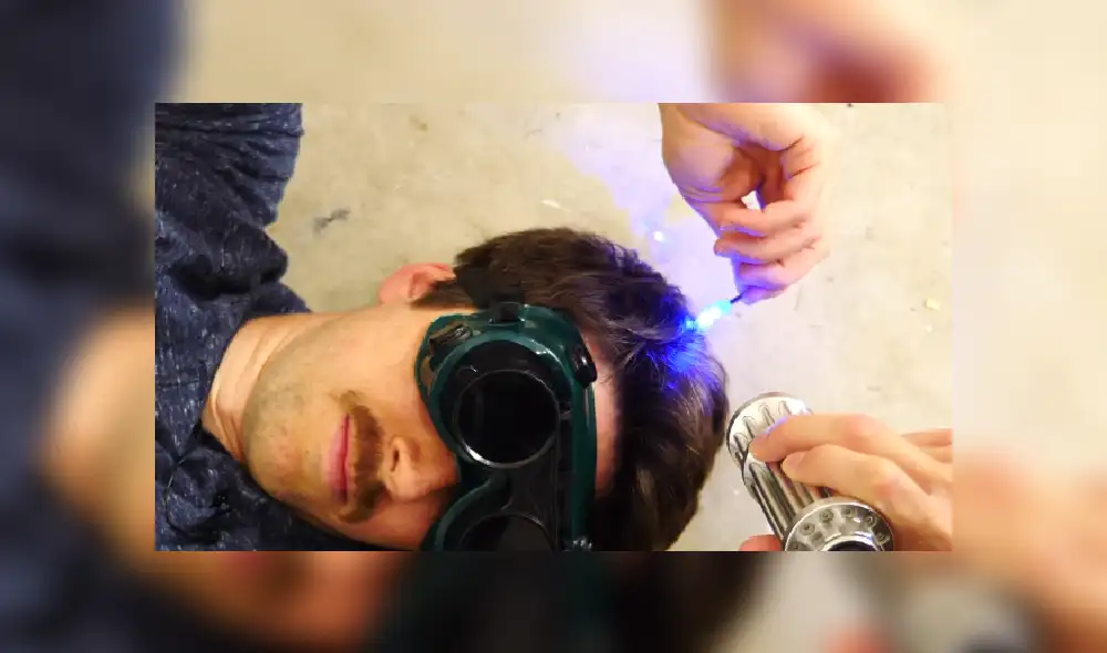 Desliza las imágenes para ver más detalles de esta escena que es viral en YouTube. (Foto: captura) Desliza las imágenes para ver más detalles de esta escena que es viral en YouTube. (Foto: captura)