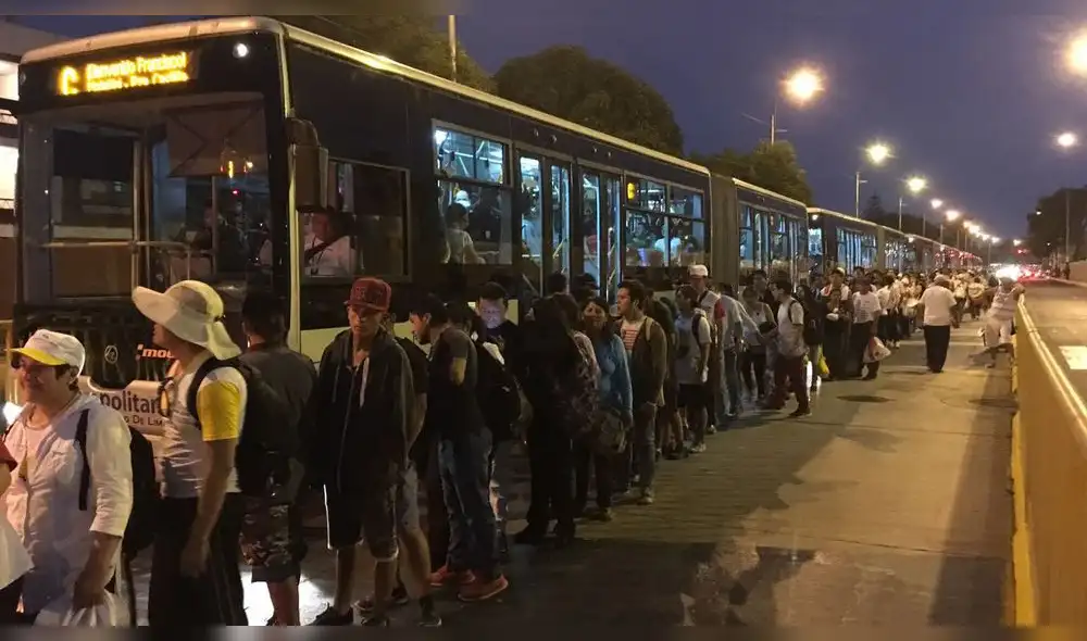 Metropolitano: fieles forman largas colas tras asistir a misa del papa Francisco