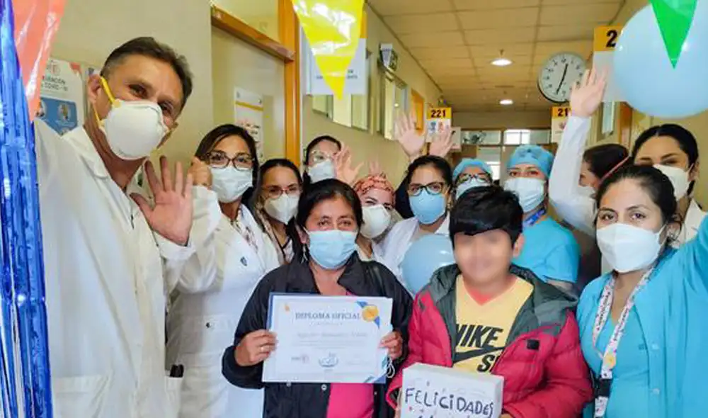 los médicos y las enfermeras le dieron una sorpresa y entonaron la canción Color esperanza”