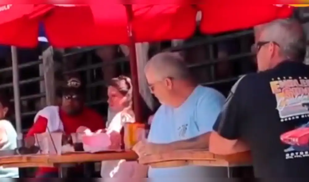 Facebook Viral: Mesera semidesnuda causa divertida reacción en clientes de restaurante [VIDEO]