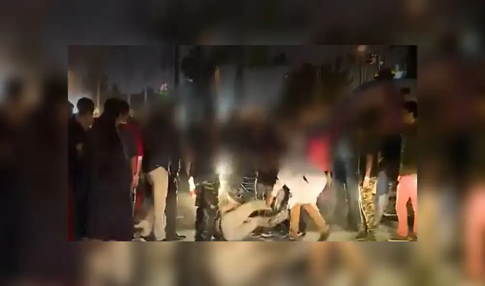 Camarógrafo captó cómo un joven fue arrastrado por suelo y luego atacado a patadas. (Foto: Captura de video / América Noticias) Camarógrafo captó cómo un joven fue arrastrado por suelo y luego atacado a patadas. (Foto: Captura de video / América Noticias)