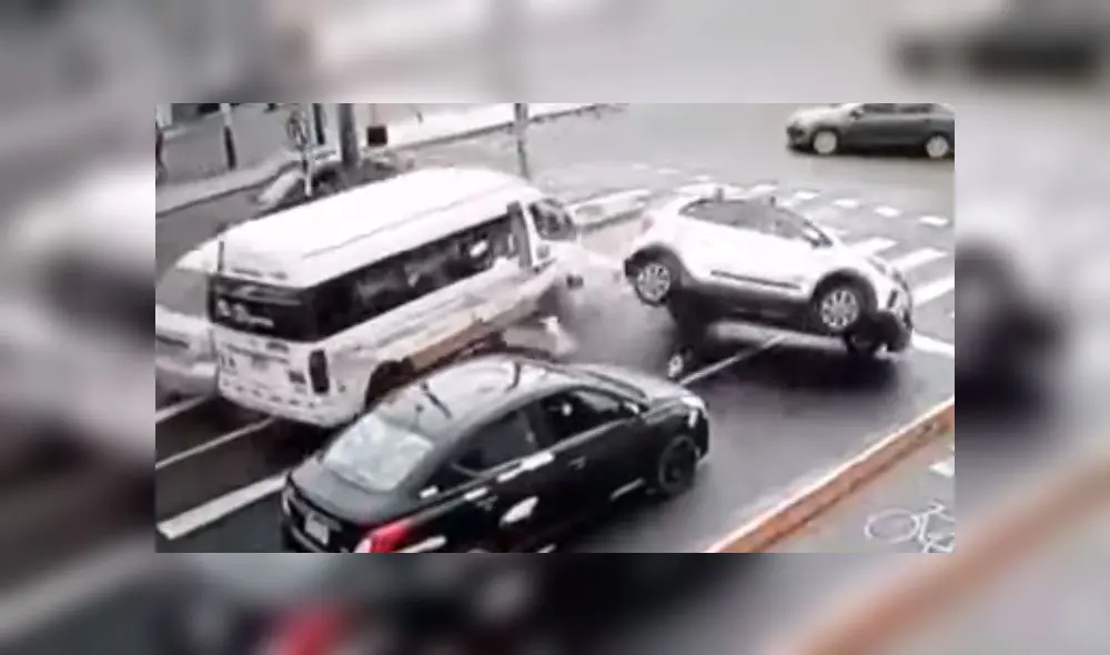 Tras chocar el auto particular, el conductor de combi avanzó algunos metros más y luego fuga a pie. (Foto: Captura de video / ATV Noticias)