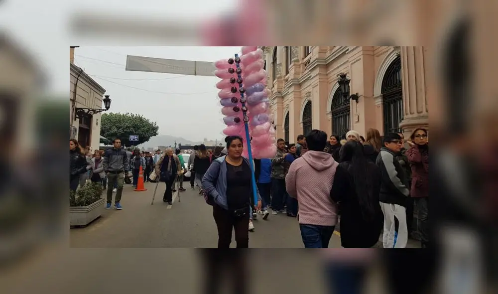 Personas se dan cita en la Plaza de Armas para asistir al evento "Serenata al Perú". (Foto: La República) Personas se dan cita en la Plaza de Armas para asistir al evento "Serenata al Perú". (Foto: La República)
