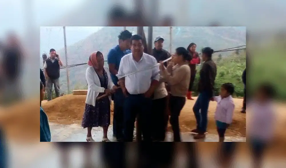 Pobladores amarran a su alcalde para exigir que cumpla promesas de campaña