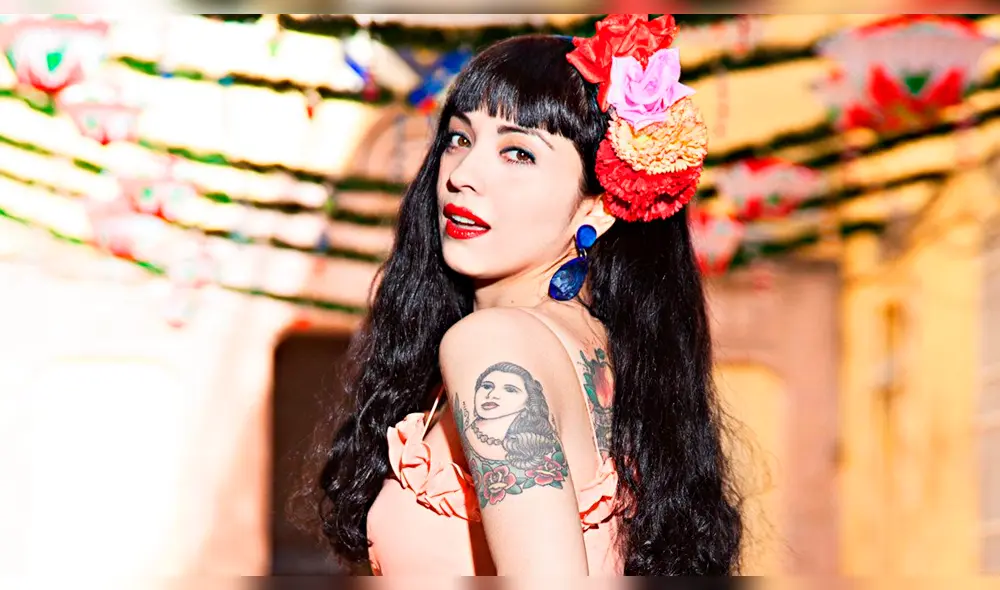 Mon Laferte brindó un improvisado show en la calle y asombra a fans [VIDEO]