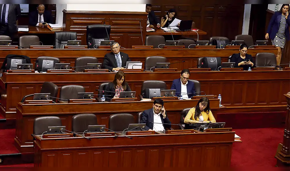Ministra Flor Pablo defendió currículo de ataque de conservadores 