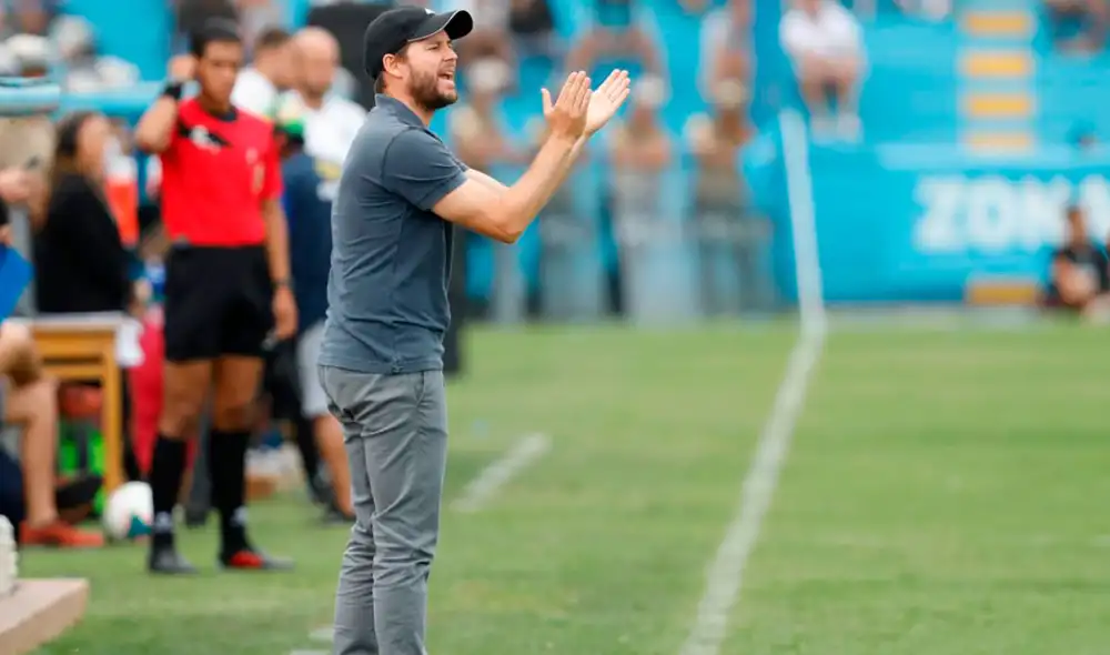 Hinchas celestes despotricaron en contra de su entrenador y piden su salida. Hinchas celestes despotricaron en contra de su entrenador y piden su salida.