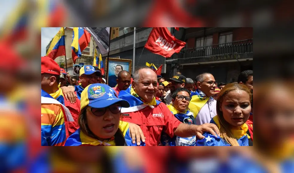 Diosdado Cabello acompaña a los adeptos al Gobierno de Venezuela en la marcha. Foto: AFP. Diosdado Cabello acompaña a los adeptos al Gobierno de Venezuela en la marcha. Foto: AFP.