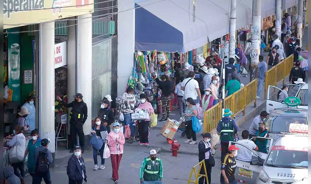 Sin control. No solo se incumplen los protocolos en las calles y mercados. La autoridad ya cedió en su rol fiscalizador. Sin control. No solo se incumplen los protocolos en las calles y mercados. La autoridad ya cedió en su rol fiscalizador.