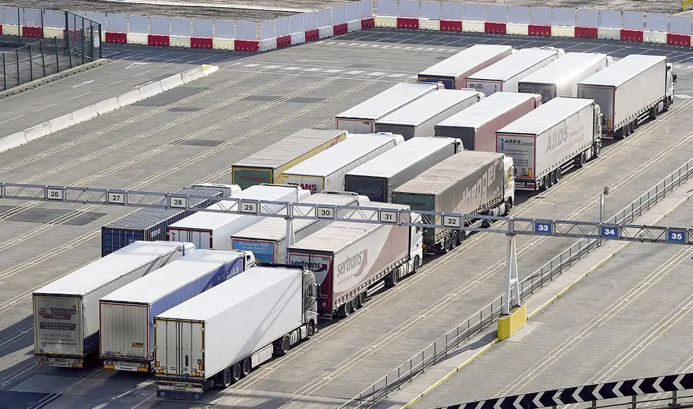 Camiones esperan transbordadores en Dover Camiones esperan transbordadores en Dover