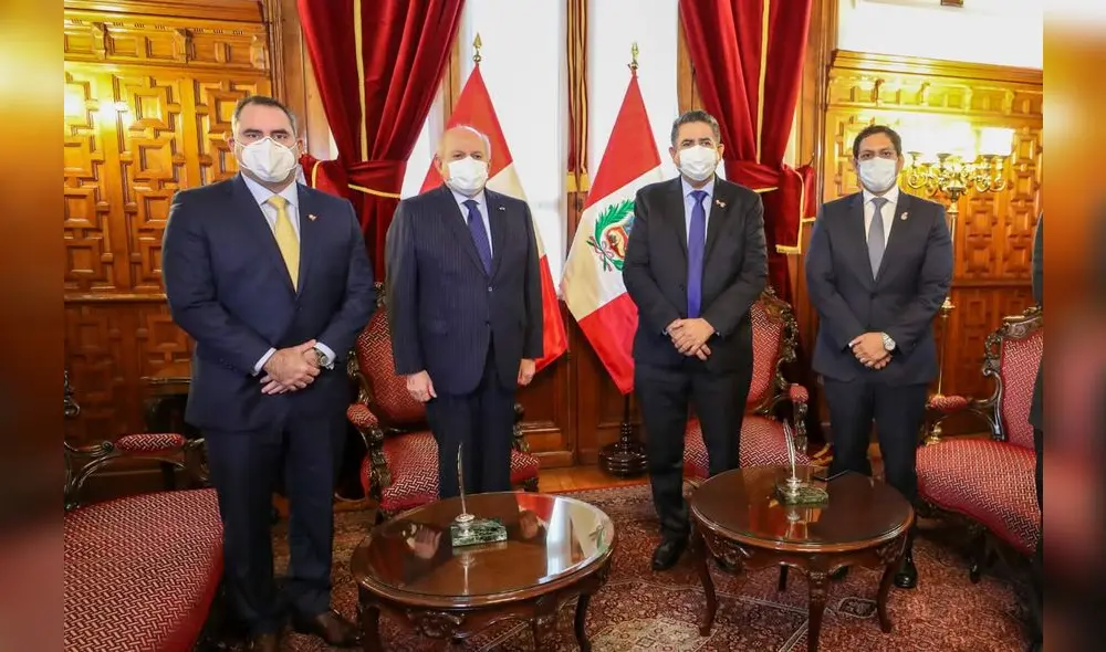Pedro Cateriano y Manuel Merino en el Congreso. Foto: PCM