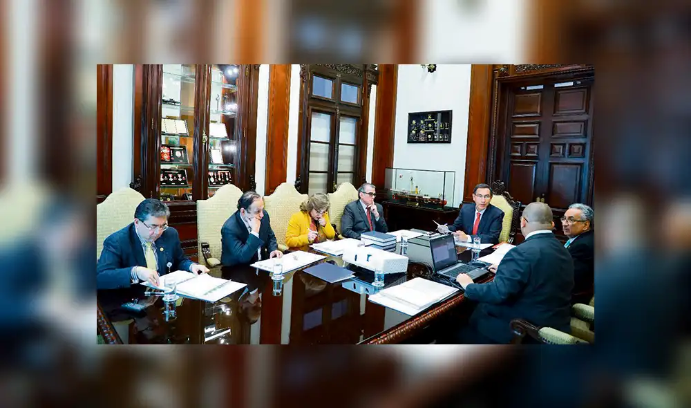 Primer acercamiento. Pedro Olaechea acudió ayer a Palacio y participó en reunión con Vizcarra junto a otras autoridades. Primer acercamiento. Pedro Olaechea acudió ayer a Palacio y participó en reunión con Vizcarra junto a otras autoridades.