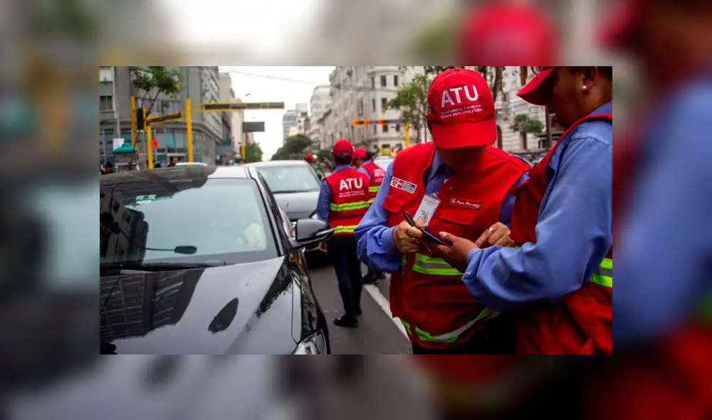 Colectiveros pincharon llantas de sus autos para impedir que ATU los traslade al depósito [FOTOS Y VIDEO]